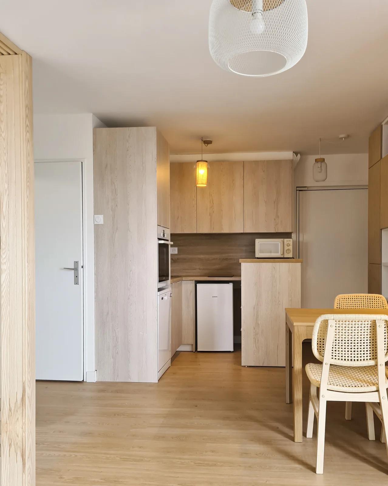 Cuisine et salle à manger rénovées avec agencements en bois clair