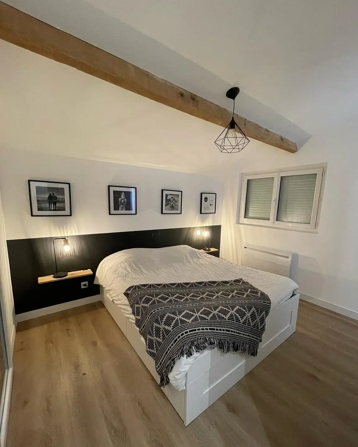 Chambre rénovée aux tons blancs, bois et noir