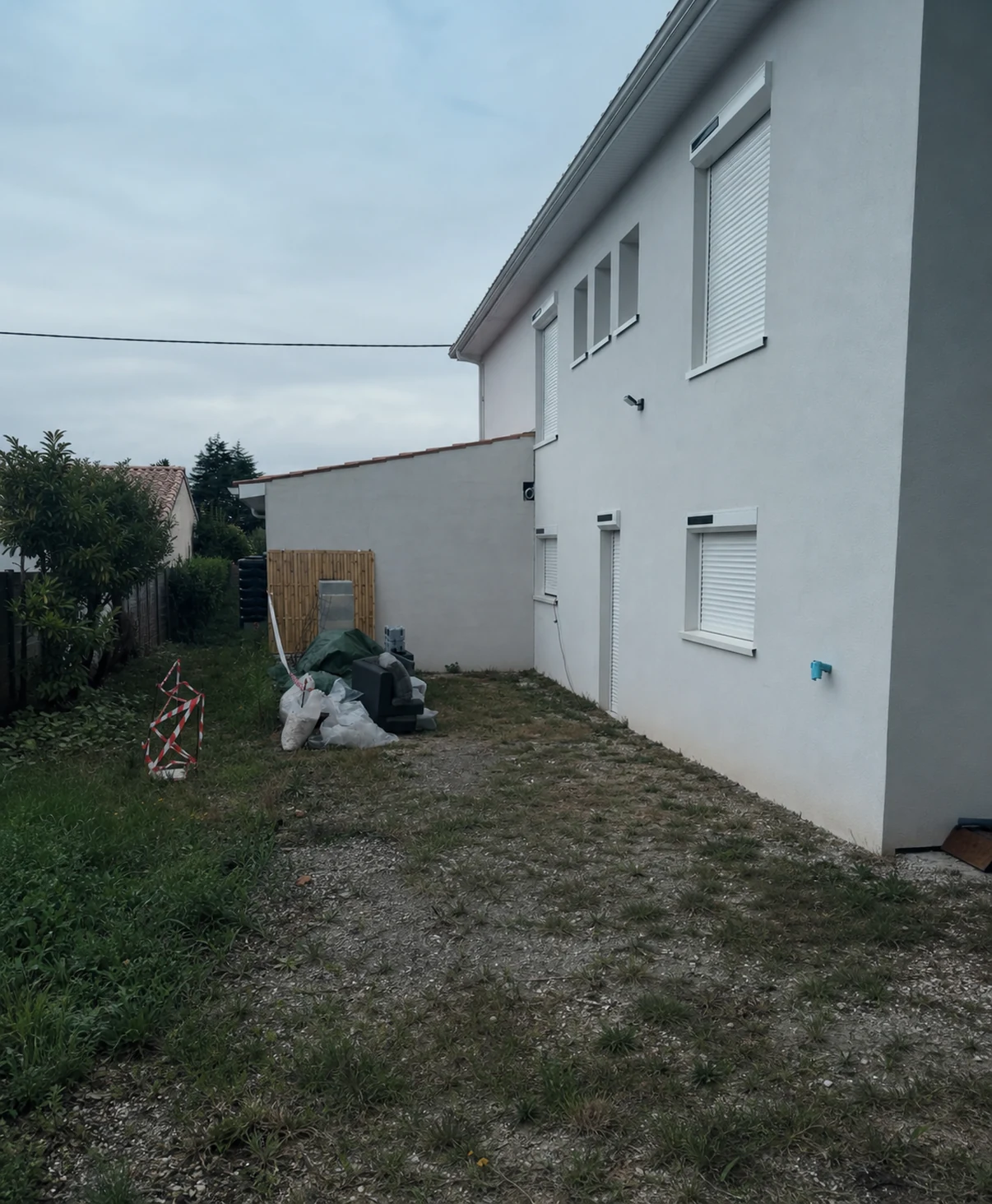 Terrain brut avant la création de la piscine et de la terrasse en bois