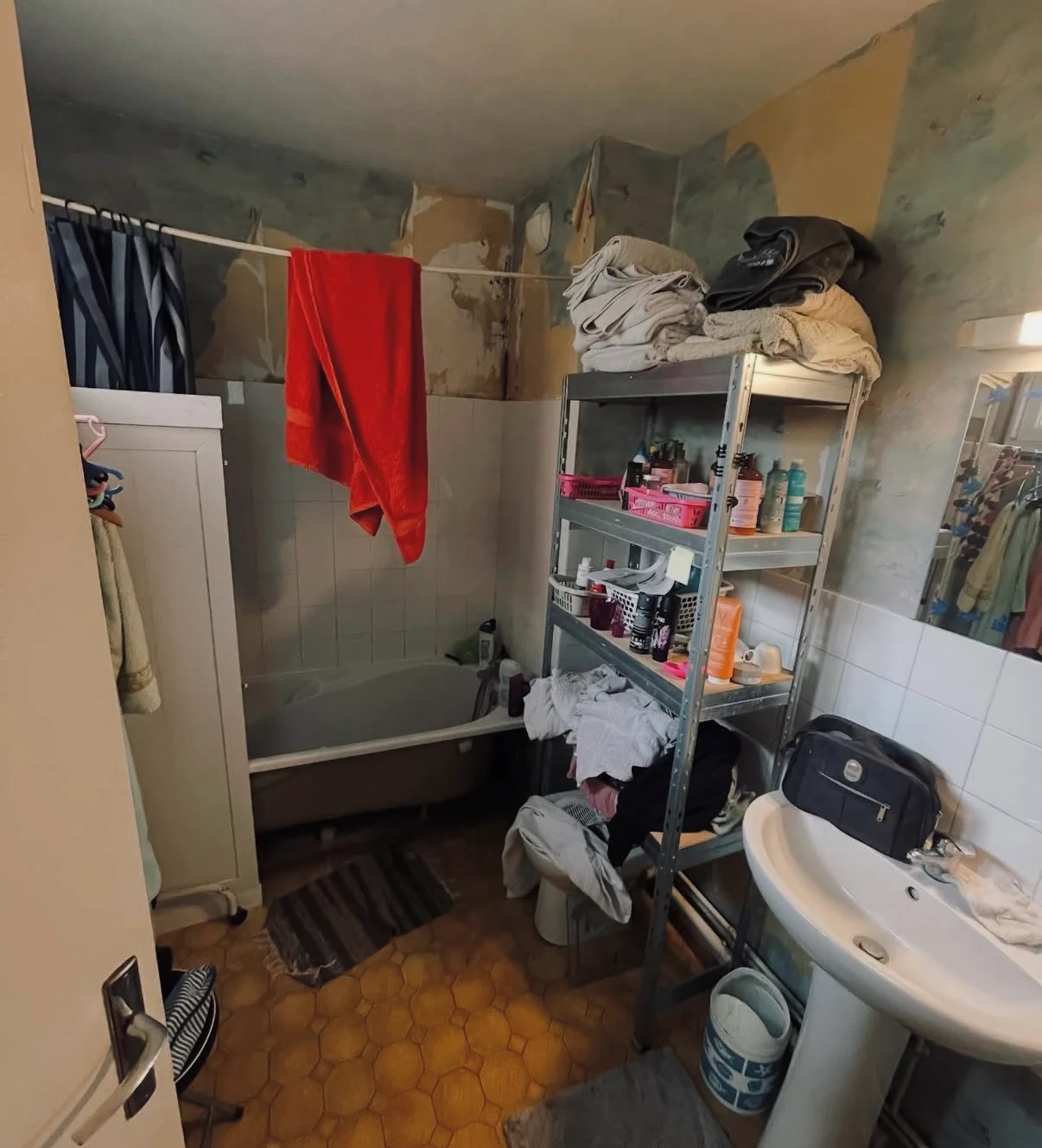 Salle de bains ancienne et encombrée avant sa rénovation complète