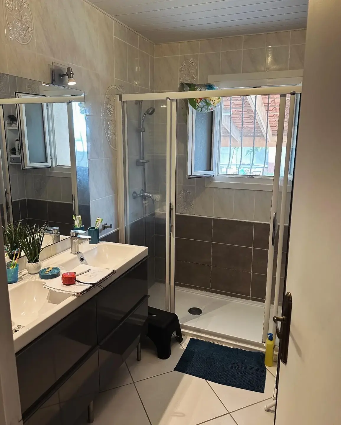 Salle de bains grise avant sa rénovation