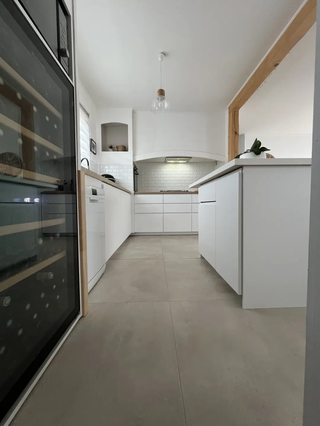 Cuisine blanche contemporaine avec détails en bois