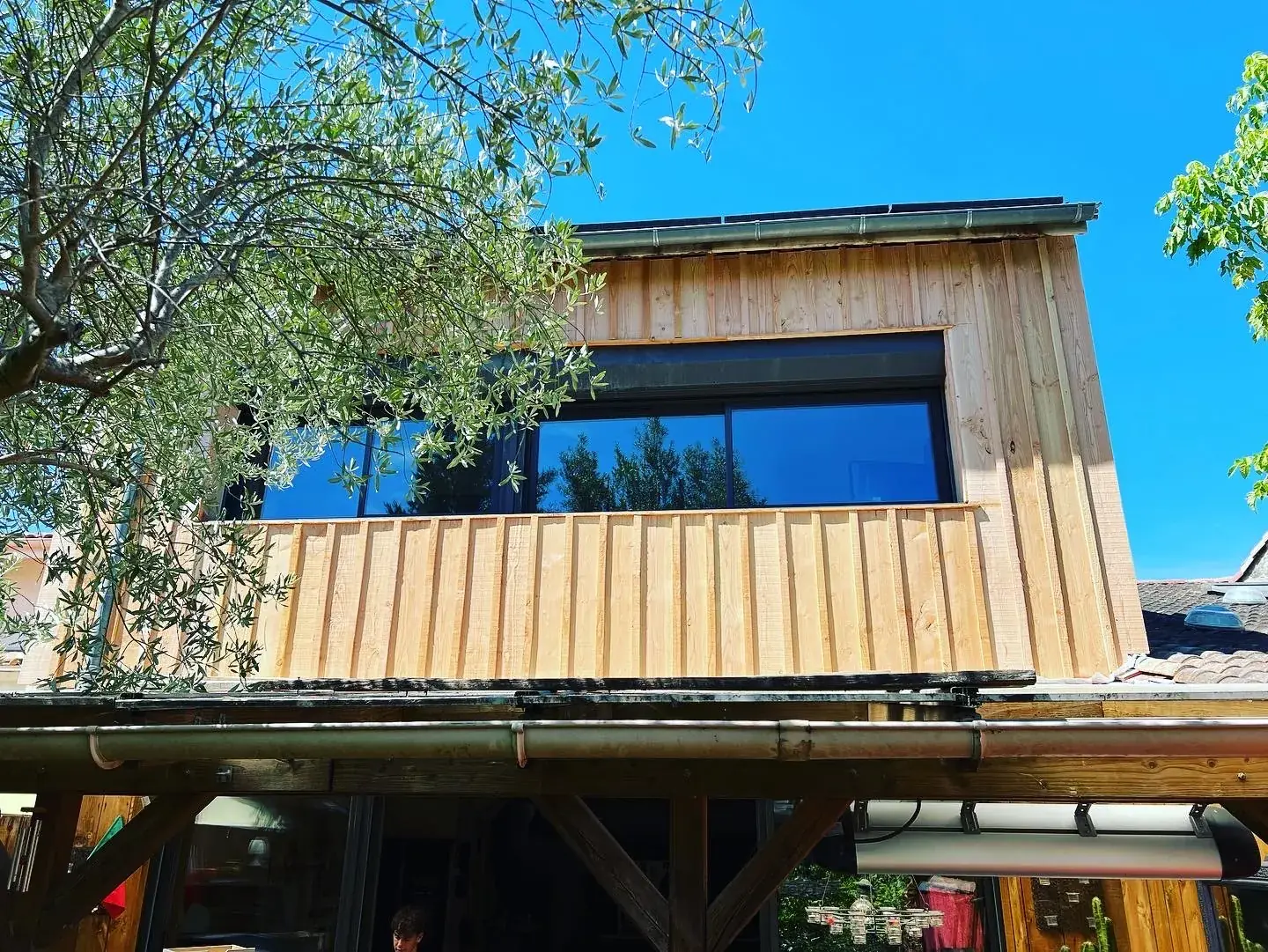 Extension d'étage avec bardage en bois naturel