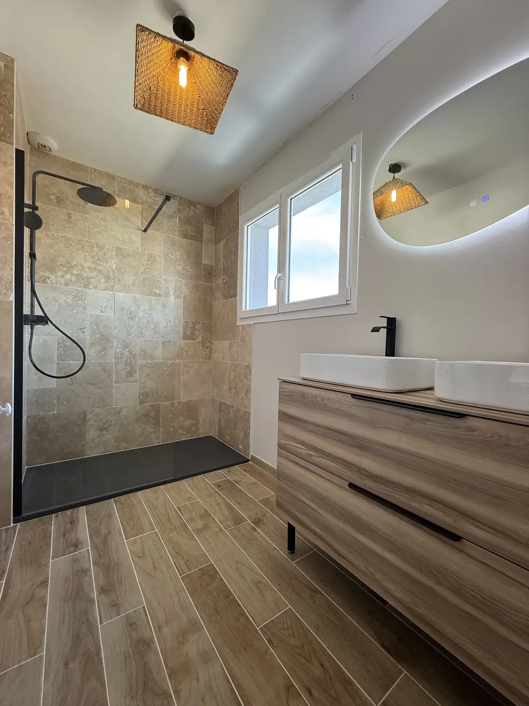 Salle d'eau rénovée en pierre claire et bois