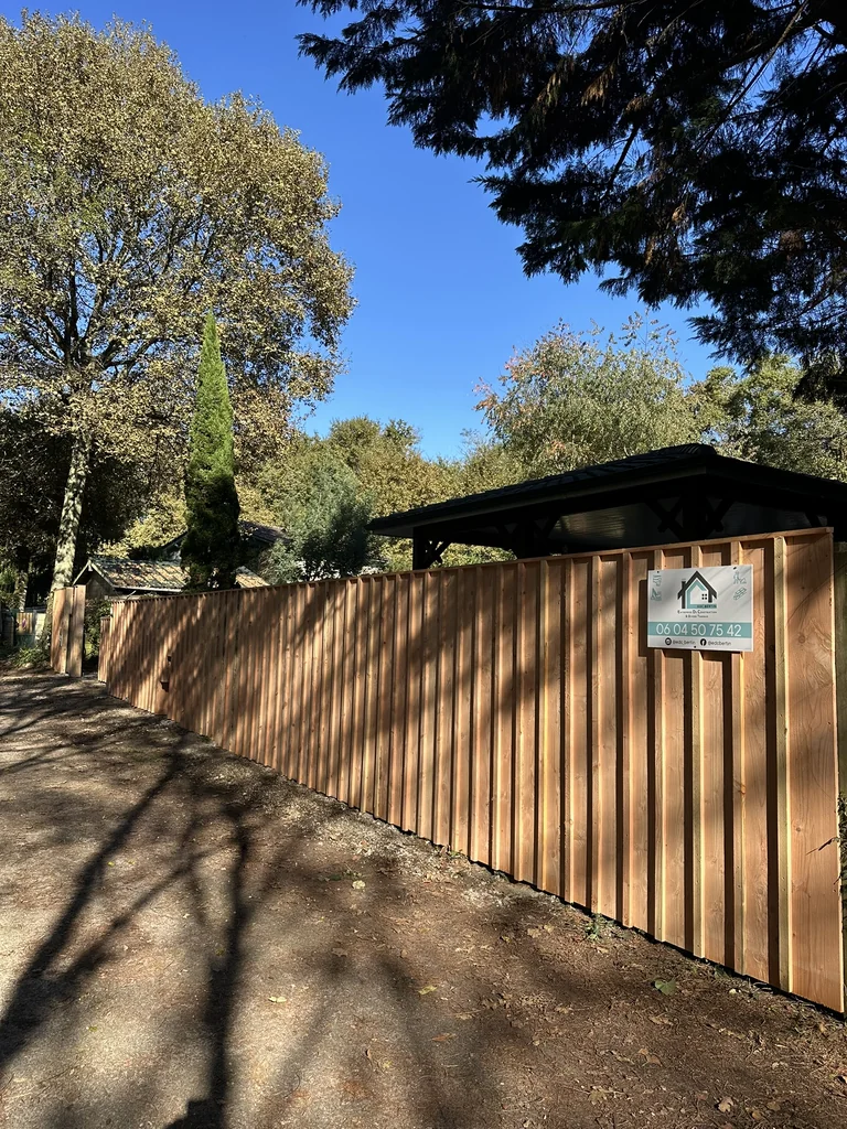 Longue clôture en bois réalisée au Taillan-Médoc