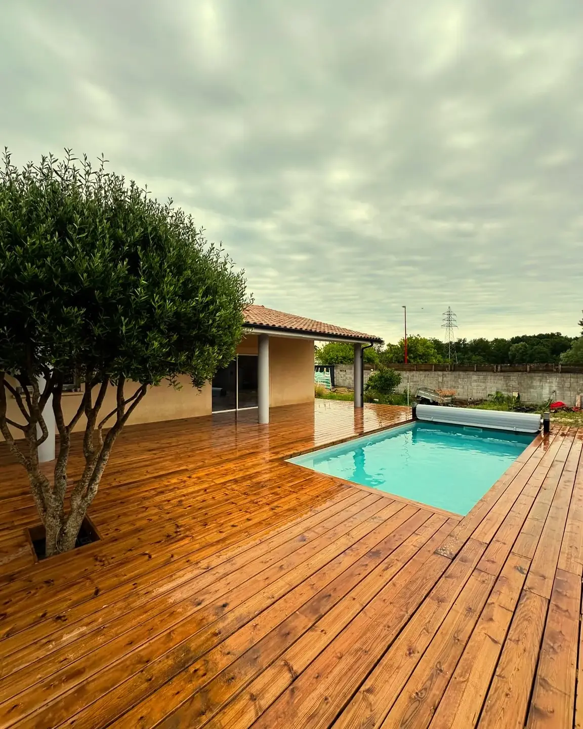 Terrasse en bois autour d'une piscine